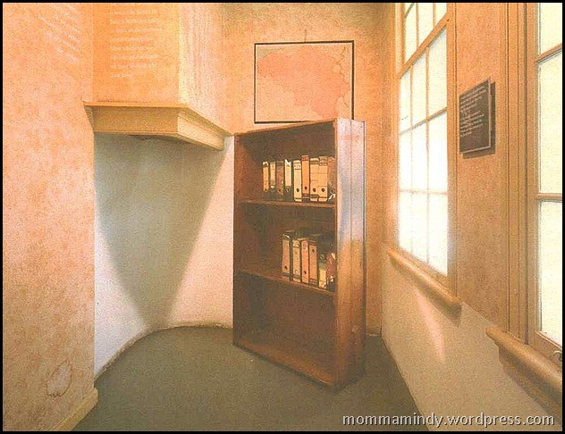 anne frank bookshelve